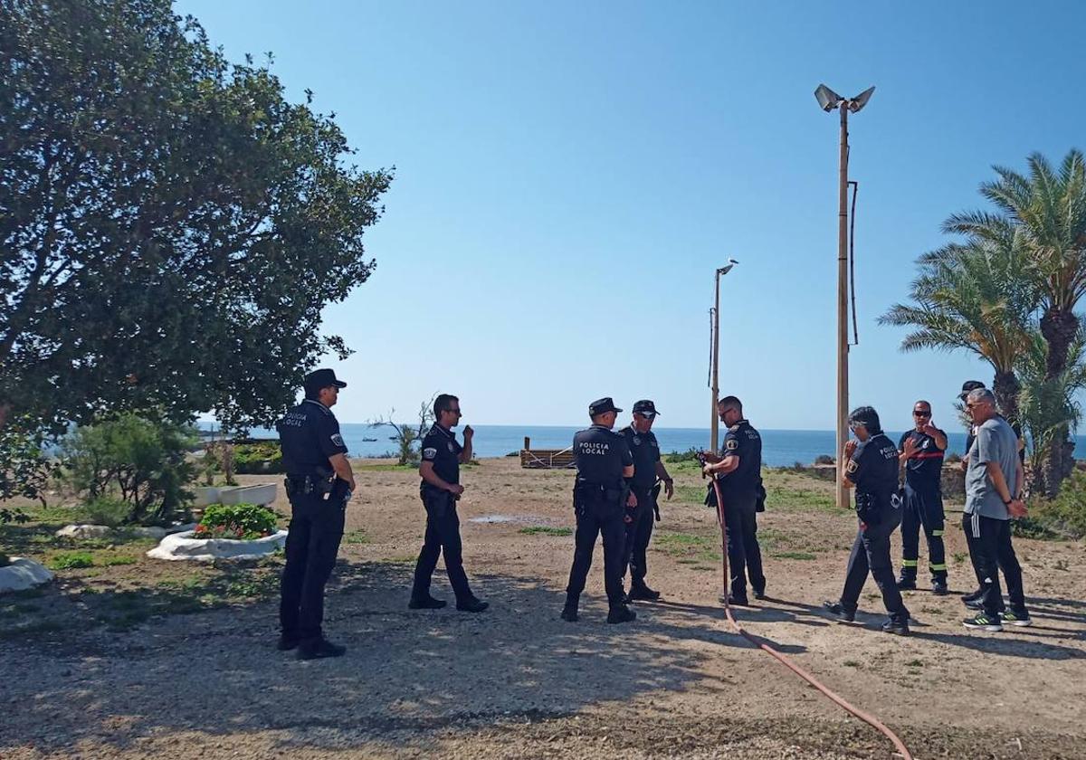 Los bomberos y la Policía Local de Alicante durante el ensayo.