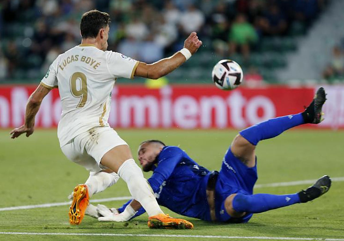 Lucas Boyé intenta superar a su compatriota Ledesma, portero del Cádiz