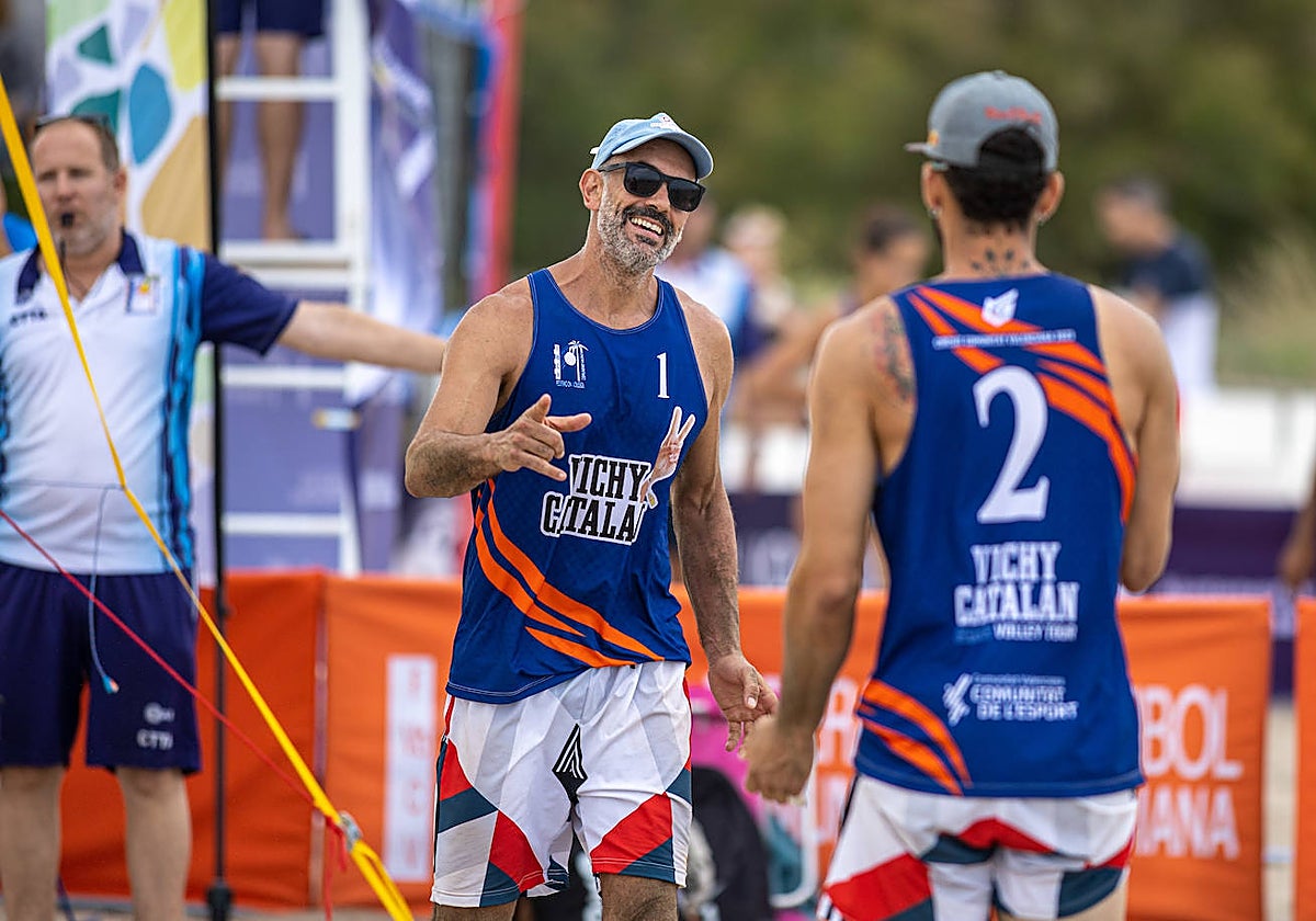 Raúl Mesa celebra un punto junto al venezolano Charly Rangel