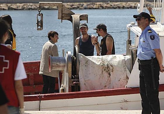 Blanca Portillo y Luis Tosar, en un descanso del rodaje en el puerto de Alicante, este lunes.