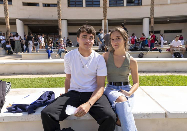 Los estudiantes Juan López y Julia Bellido en selectividad en la UA.