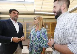 El alcalde de Alicante, Luis Barcala, con los concejales de Vox Carmen Robledillo y Mario Ortolá, en las dependencias de Alcaldía.