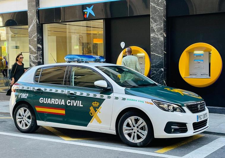 Imagen de archivo de un coche de la Guardia Civil en Alicante.