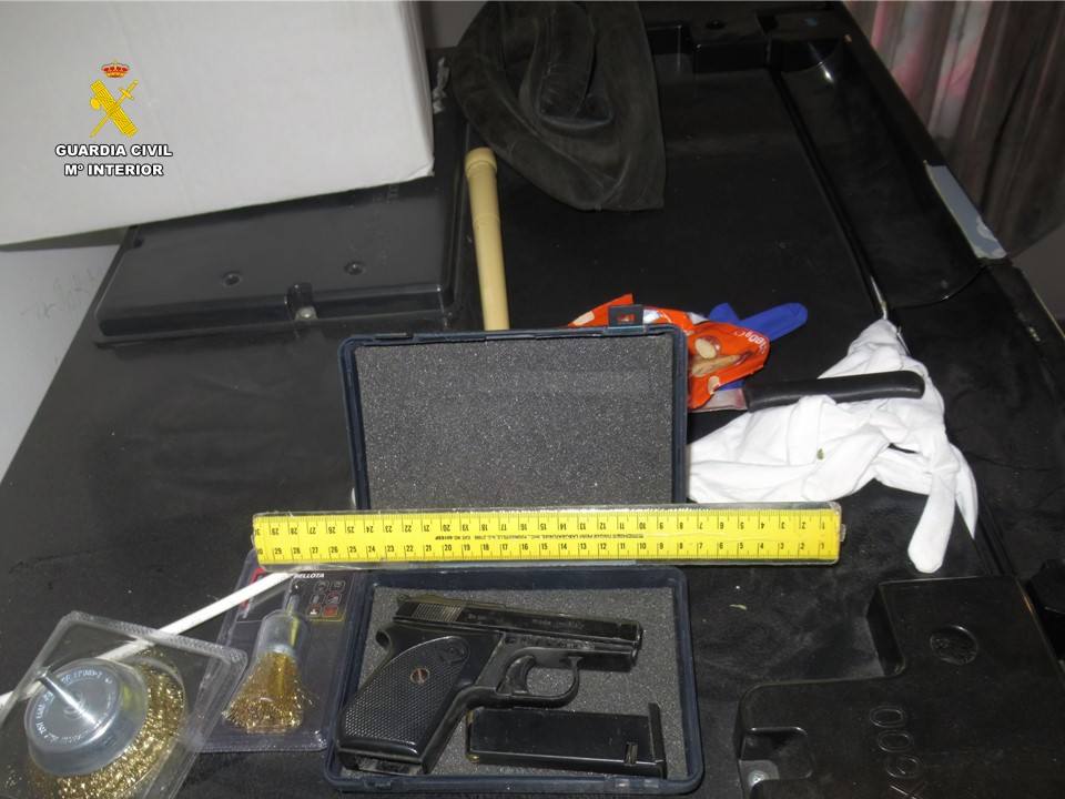 Imagen secundaria 2 - Material intervenido en la operación.