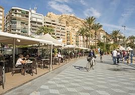 Turistas en una terraza del paseo del Postiguet en Alicante