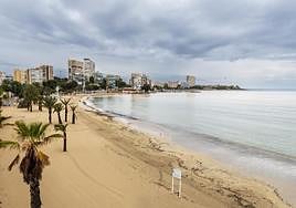 Playa de la Albufereta en alicante, con mal tiempo.