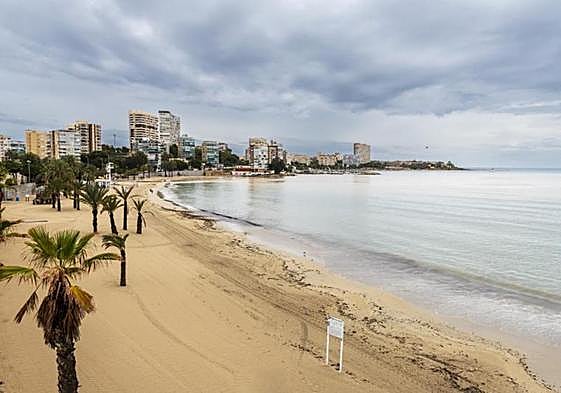 Playa de la Albufereta en alicante, con mal tiempo.