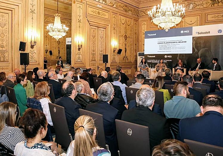 Imagen principal - Fercando Canos, Maite Antón y empresarios familiares en la jornada. 