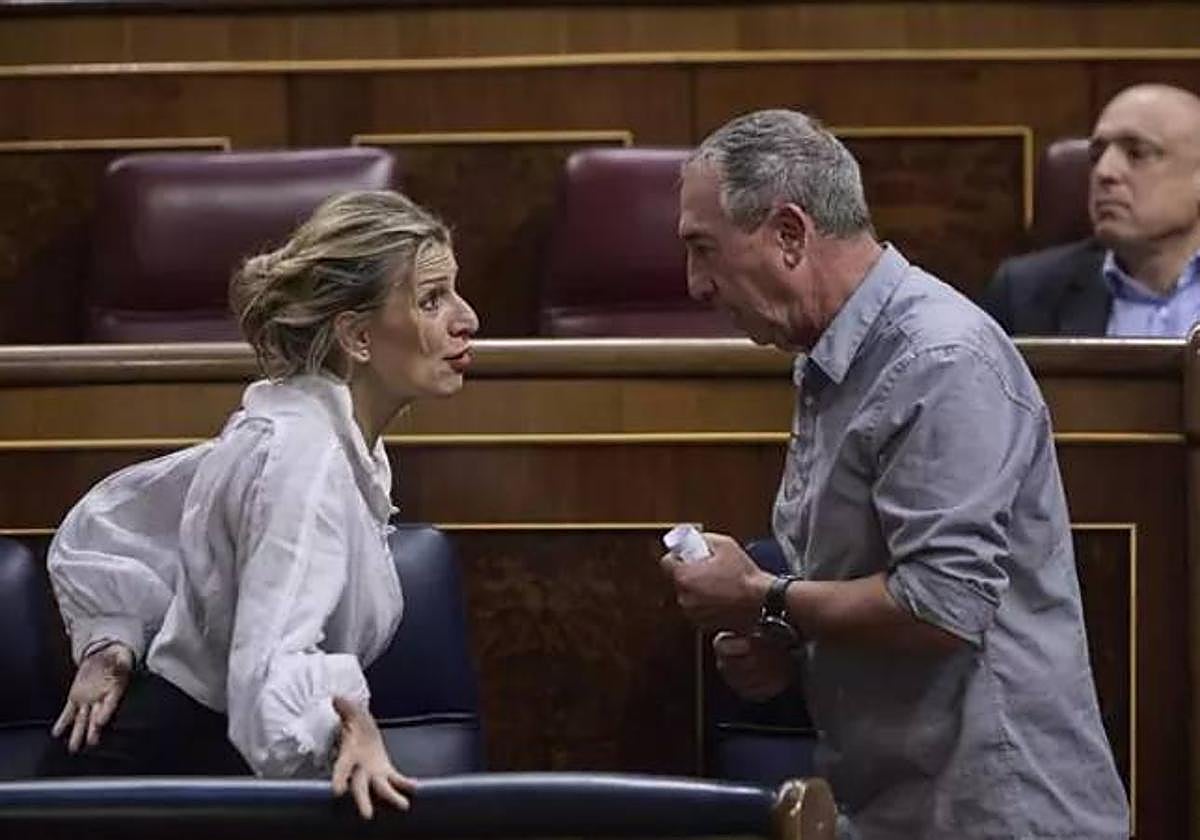 La vicepresidenta segunda, Yolanda Díaz y el portavoz de Compromís en el Congreso, Joan Baldoví.