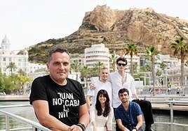 El director, Óscar Montón, con el grupo de jóvenes protagnistas de la cinta.