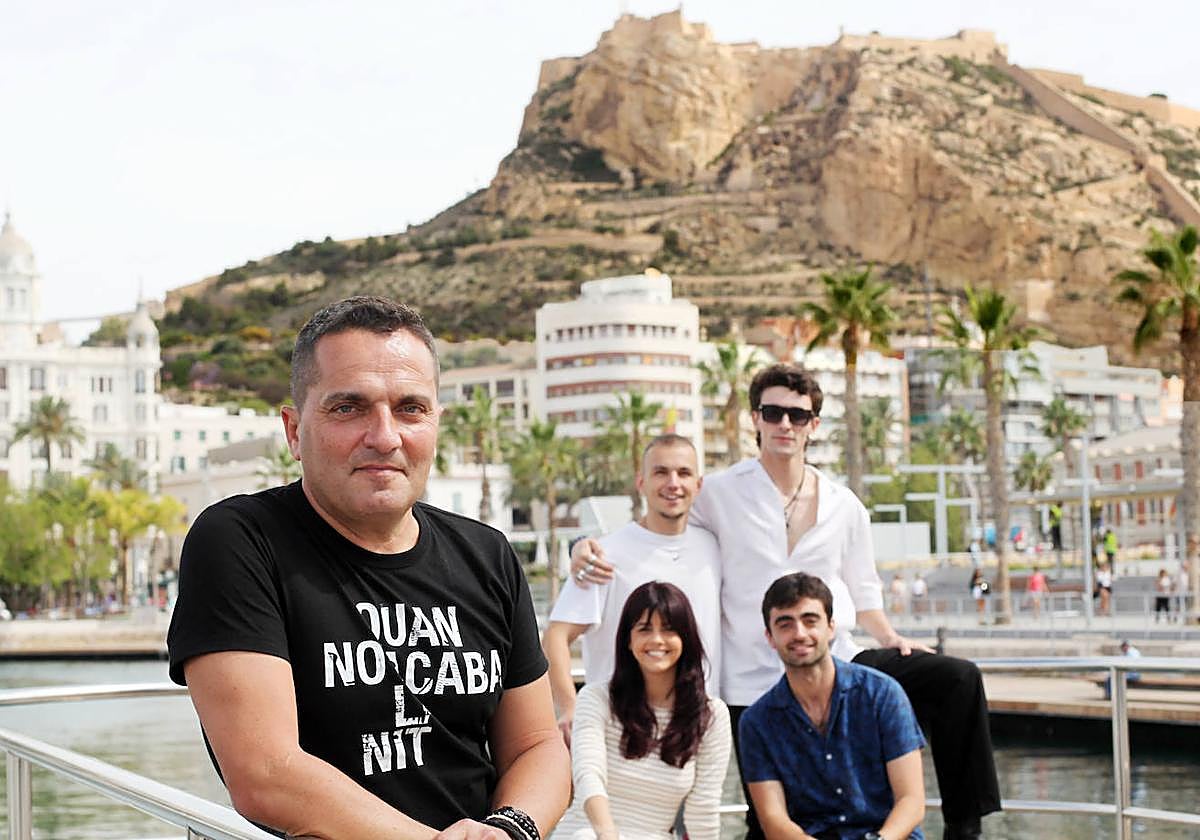 El director, Óscar Montón, con el grupo de jóvenes protagnistas de la cinta.