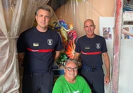 Los bomberos del Speis visitan el taller de Pedro Espadero.
