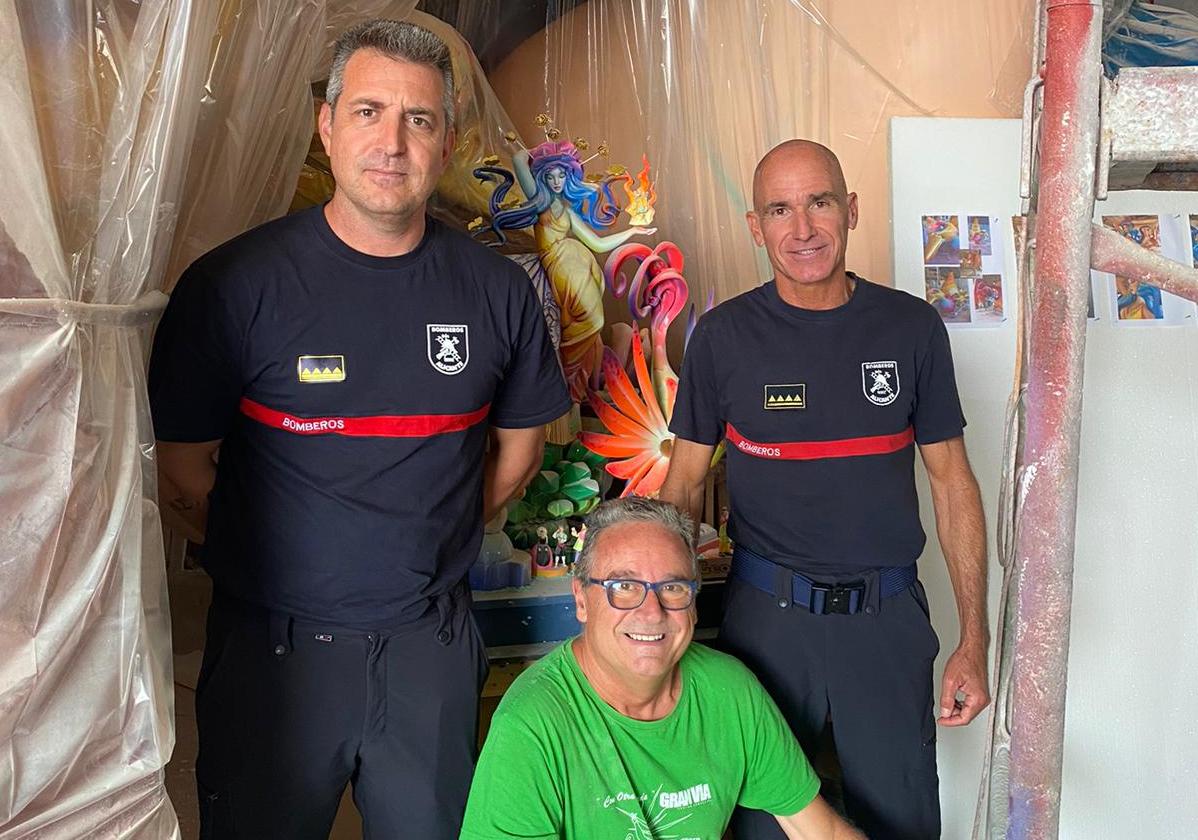 Los bomberos del Speis visitan el taller de Pedro Espadero.