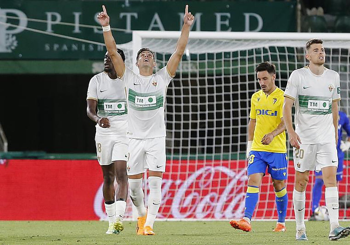 Lucas Boyé celebra su último gol con el Elche ante el Cádiz