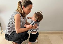 María junto a su hija Martina, una de las afectadas por el cambio de instrucción en los CAT.