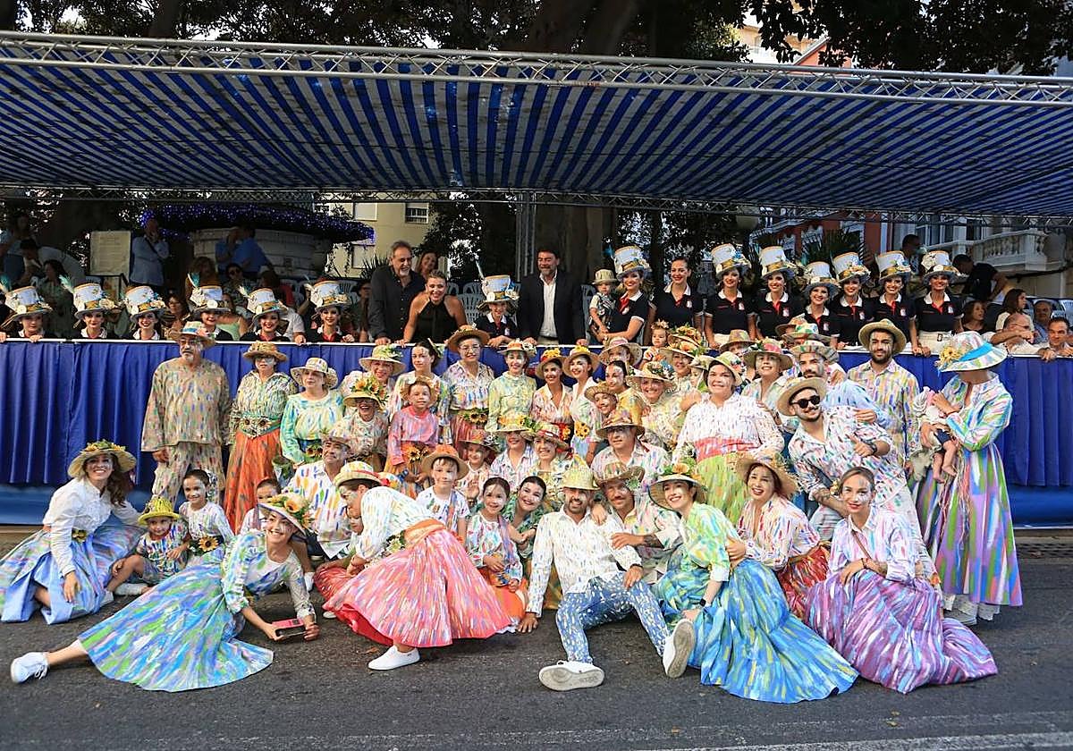 Una de las comisiones participantes en el Desfile del Ninot, en la tribuna de autoridades.