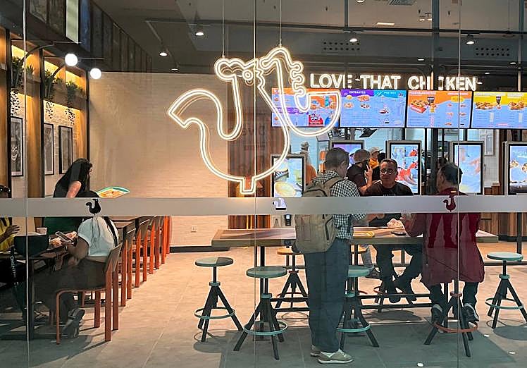 Imagen principal - Clientes en el nuevo Popeyes de L'Aljub. 