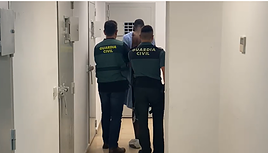 Los agentes escoltan al detenido hasta su celda.