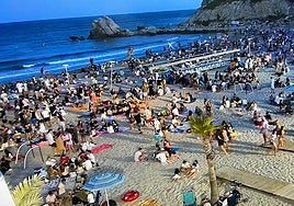 Imagen de la Cala de Finestrat durante una noche de San Juan