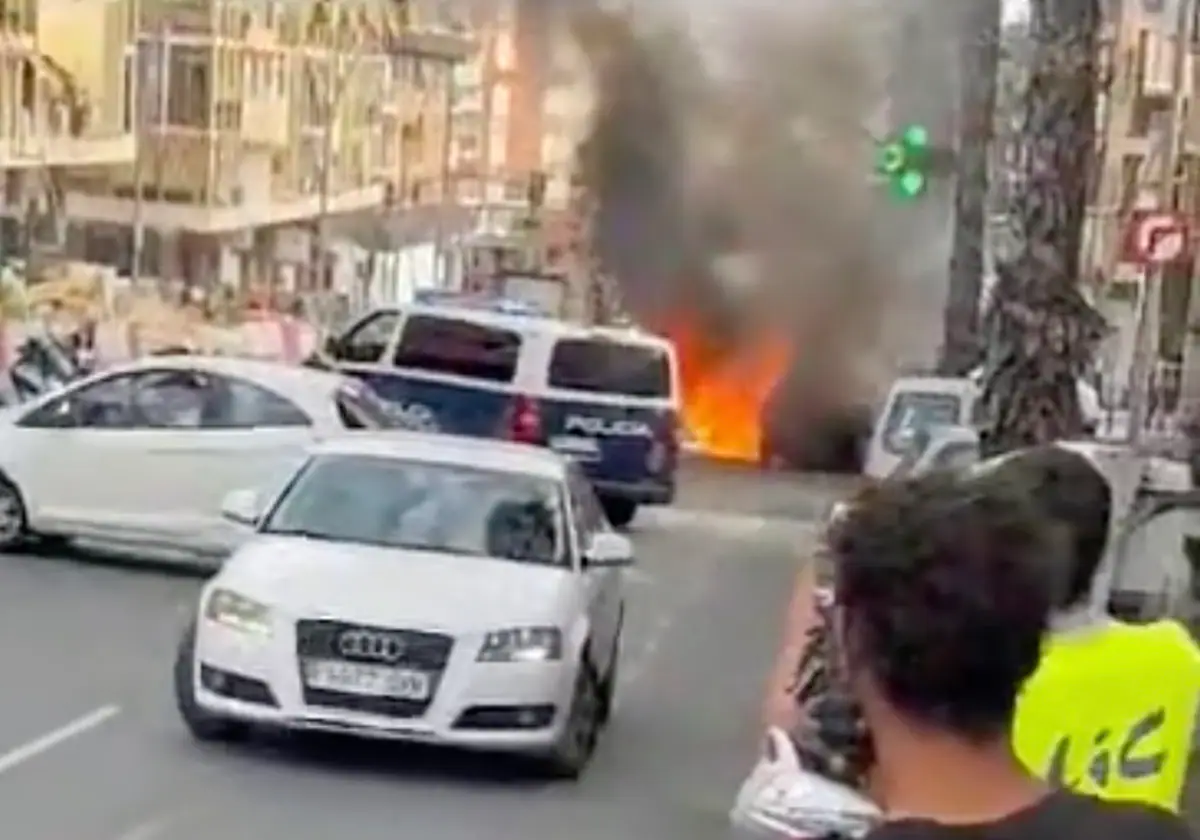 Imagen del coche en llamas y de otros vehículos apartándose de la zona