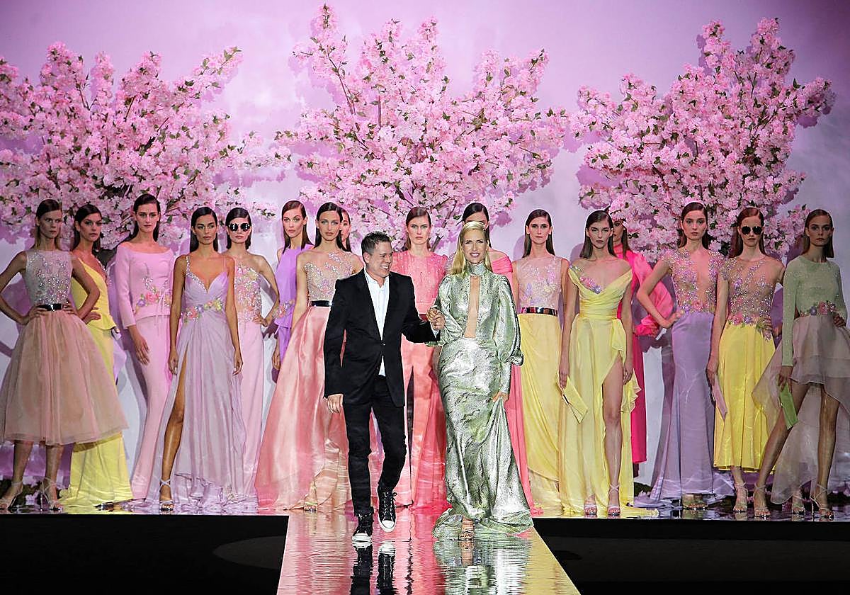 Hannibal Laguna, en el cierre de uno de sus desfiles.