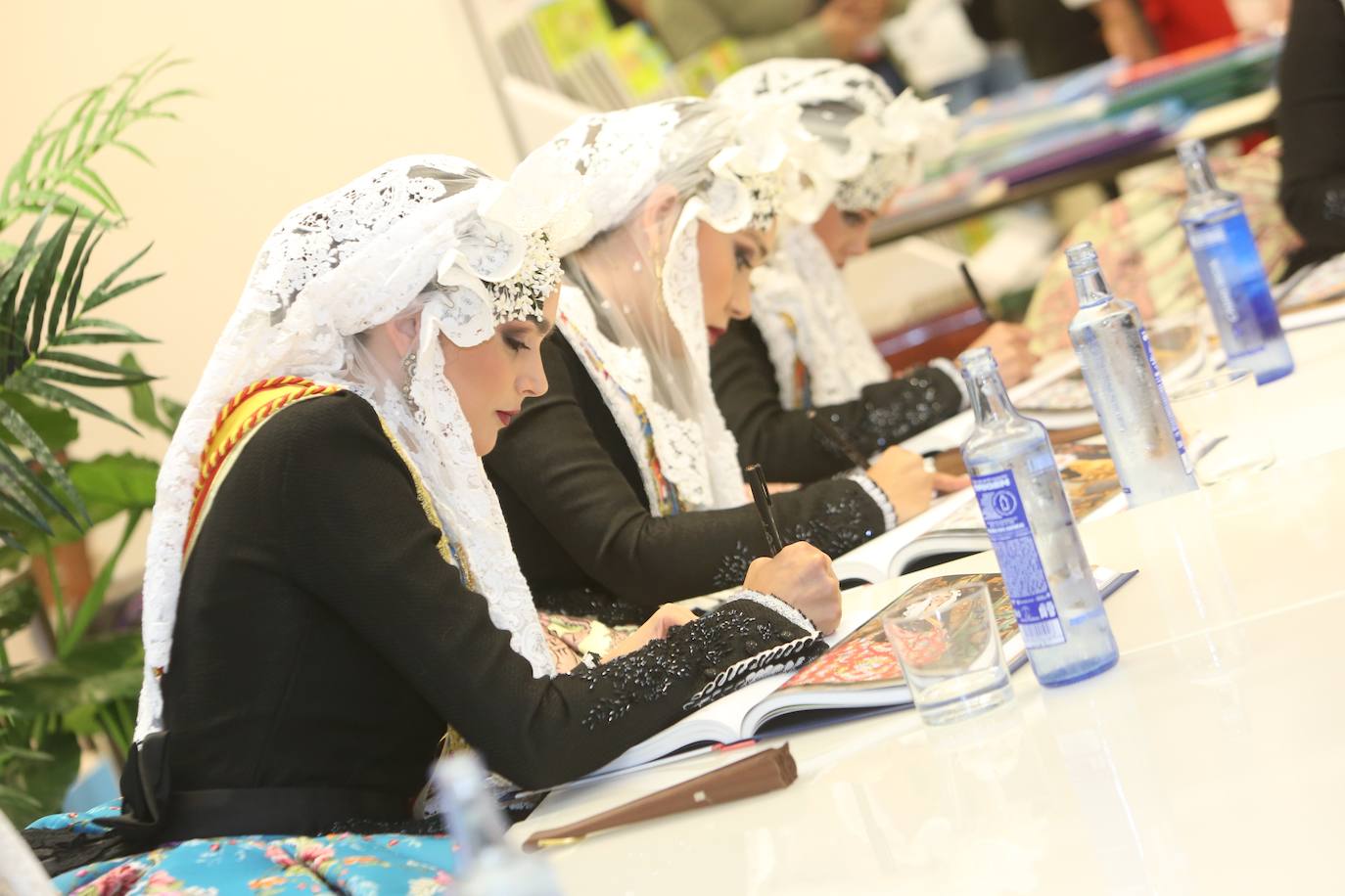 Les Belleses del Foc y sus Damas de Honor 2023 firman el Festa de Fogueres en El Corte Inglés