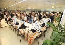 Les Belleses del Foc y sus Damas de Honor 2023 firman el Festa de Fogueres en El Corte Inglés