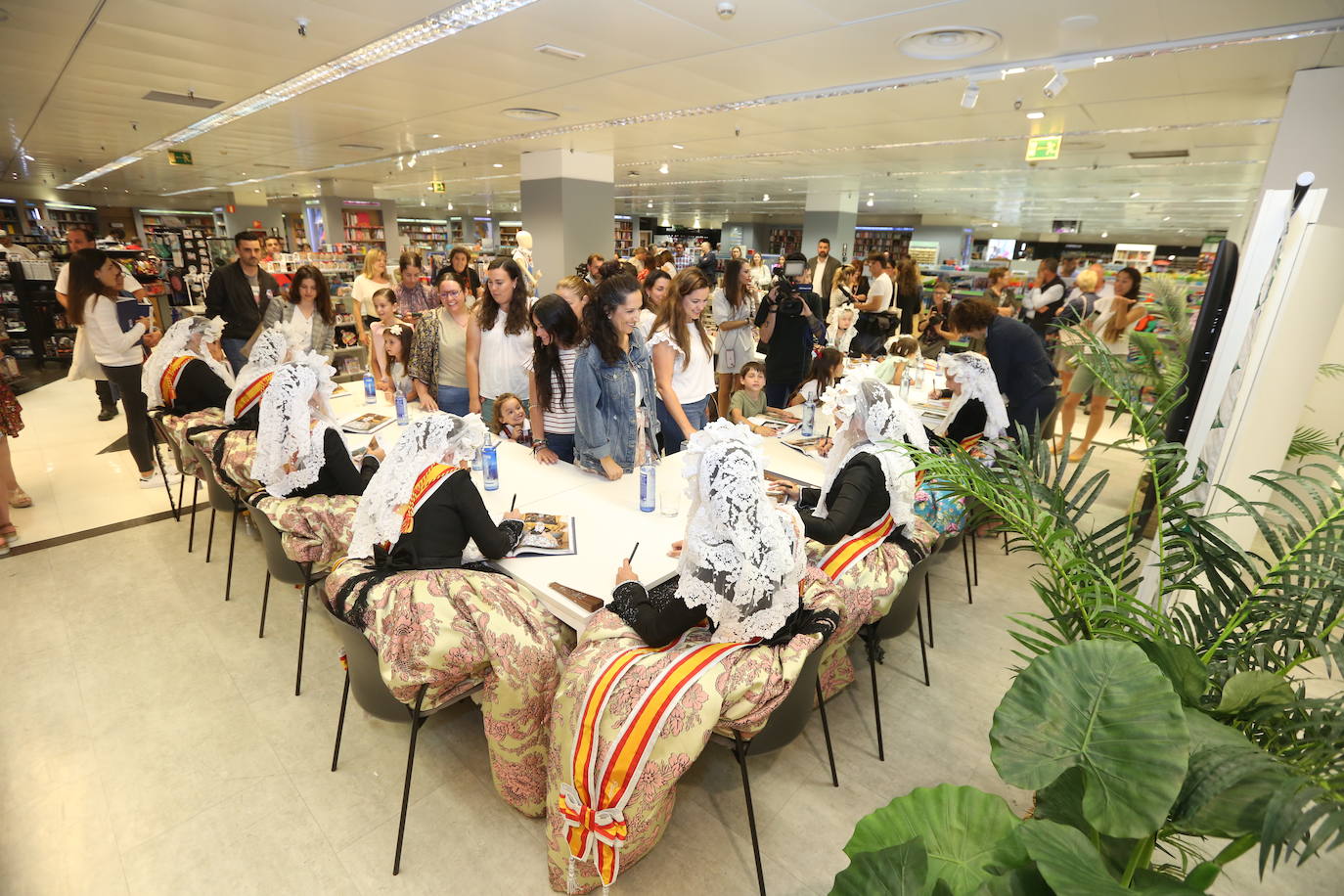 Les Belleses del Foc y sus Damas de Honor 2023 firman el Festa de Fogueres en El Corte Inglés