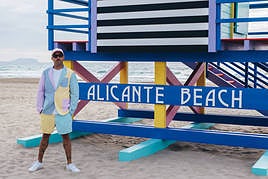 Marest posa junto a una de las casetas de la playa de San Juan