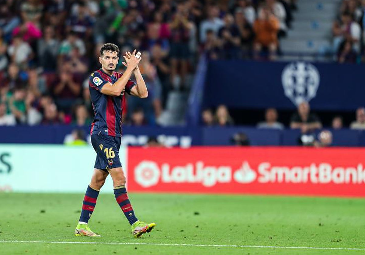 Álex Muñoz aplaude a la afición del Levante