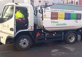 Camión de recogida de residuos puerta a puerta en Villena.
