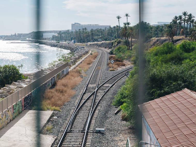 Las vías de la costa desde el apeadero de San Gabriel