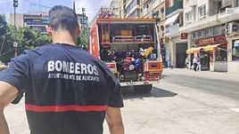 Componente de la brigada municipal de bomberos durante el operativo.
