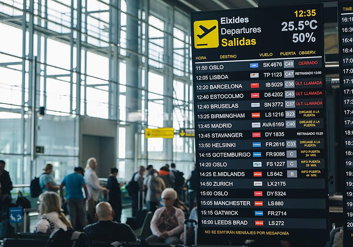 Pasajeros en una puerta de embarque del aeropuerto Alicante-Elche