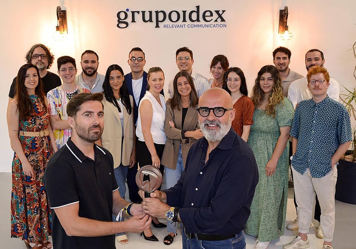 Grupo Idex con uno de los reconocimientos obtenidos por 'Mesa para 3'.