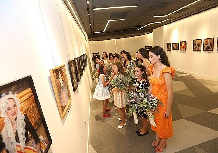 Imagen principal - El Corte Inglés inauguró una exposición dedicada al «Festa de Fogueres»