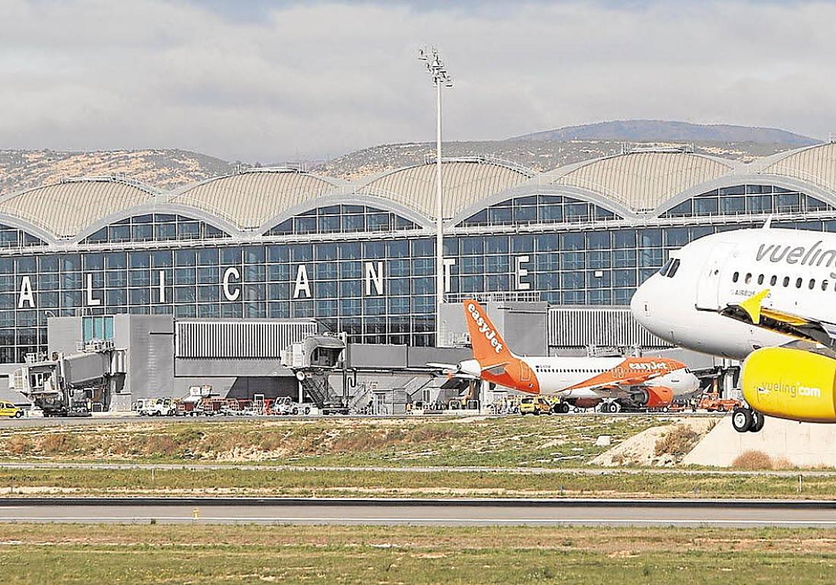 Un avión despega en el aeropuerto de Alicante