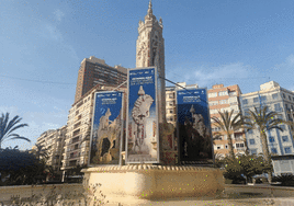 Pantallas protectoras en la fuente de Luceros y andamios en la Concatedral.