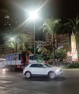 Imagen secundaria 2 - 1. Pantallas protectoras instaladas en Luceros. | 2. Terremoto final de una mascletà. | 3. Instalación de los cajones.