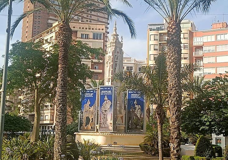 Imagen principal - 1. Pantallas protectoras instaladas en Luceros. | 2. Terremoto final de una mascletà. | 3. Instalación de los cajones.