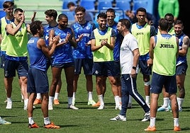 Bordalás, aplaudido por los jugadores del Getafe tras conseguir la permanencia