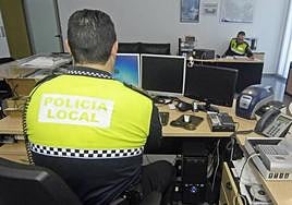 Un policía local de Elche durante sus labores.