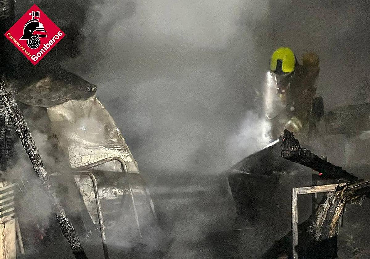 Las llamas destrozan una fábrica textil en Cocentaina