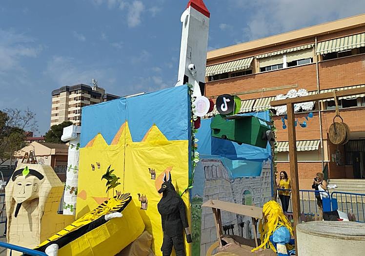 Imagen principal - Hoguera del colegio La Florida de Alicante.