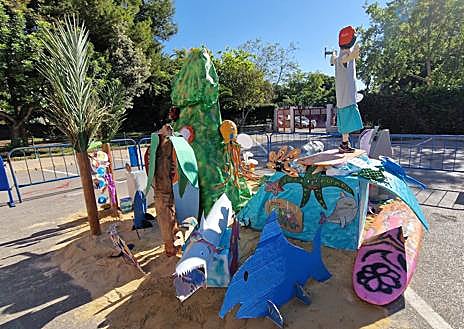 Imagen secundaria 1 - Hoguera del colegio Nuevo San Blas de Alicante.
