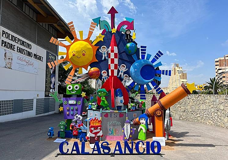 Imagen principal - Hoguera del colegio Calasancio de Alicante.