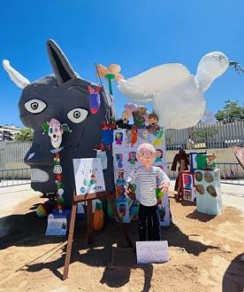Imagen secundaria 2 - Hoguera del colegio Mediterráneo de Alicante.