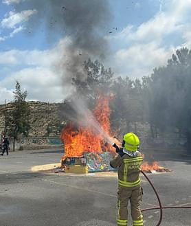 Imagen secundaria 2 - Hoguera del colegio Santa Faz de Alicante y cremà.