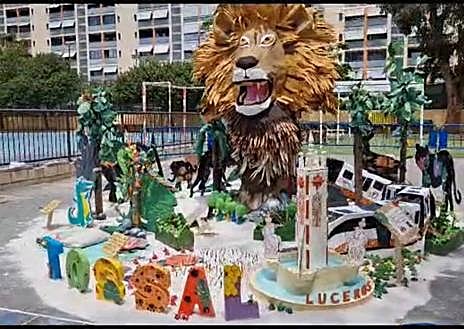 Imagen secundaria 1 - Hoguera del colegio El Tossal de Alicante.