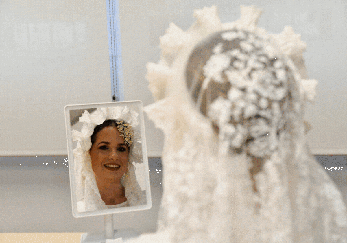Marisol Sánchez, bellea de Polígono de San Blas, se coloca la mantilla.